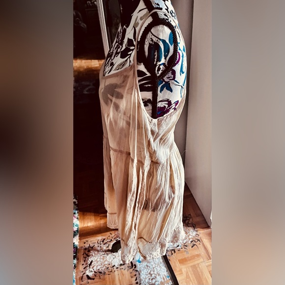 Beautiful lace overlay mini - Picture 8 of 9